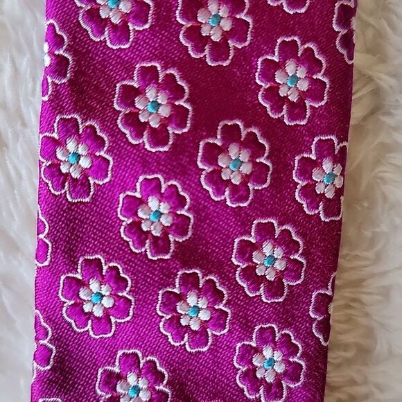 Charles Tyrwitt magenta hot pink daisies silk tie - Picture 6 of 6